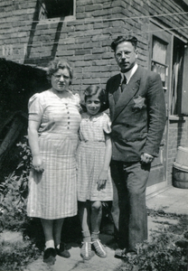 845147 Portret van de Joodse Lou Streep met Roosje en haar dochter Hetty in de tuin van hun huis Hermannus ...